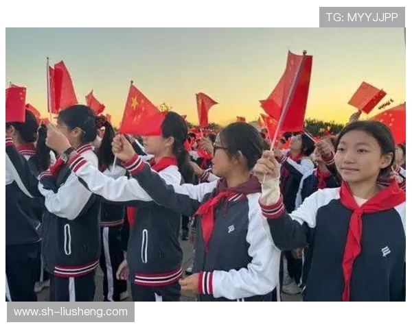 爱德华兹晒多张照片与五星红旗合影 表达深情致敬祖国的爱与荣耀 爱德华兹晒多张照片与五星红旗合影 表达深情致敬祖国的爱与荣耀